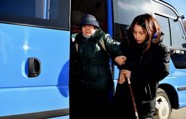 ▲ 화천군이 지난 2019년부터 운영 중인 의료원 무료셔틀. 고령자와 장애인, 임신부, 어린 학생 등 교통 취약주민들에게 편리한 이동 서비스를 제공하고 있다. ⓒ화천군