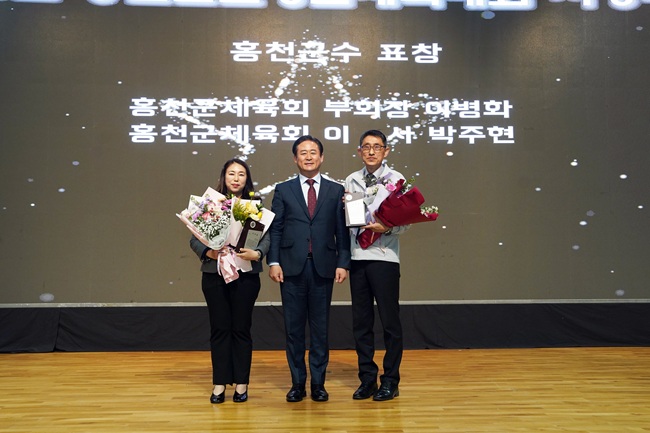 ▲ 홍천군수 표창 수여식에서는 생활체육 활성화와 지역 체육 발전에 기여한 공로로 홍천군체육회 이병화 부회장과 박주현 이사가 표창을 받았다. ⓒ홍천군