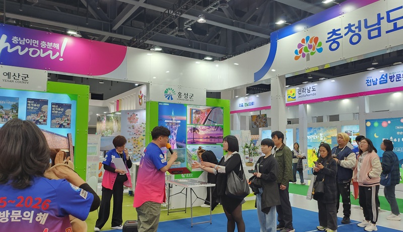 ▲ 충남도가 19~22일 서울 코엑스 마곡센터에서 열린 ‘2026 내나라 여행박람회’에 참가해 지역 관광자원을 홍보하고 있다.ⓒ충남도