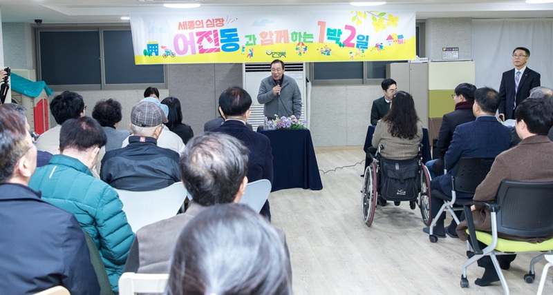 ▲ 세종시 어진동 한뜰마을2단지에서 열린 ‘시장과 함께하는 1박2일’ 행사에서 최민호 세종시장이 주민들과 대화를 나누고 있다.ⓒ세종시