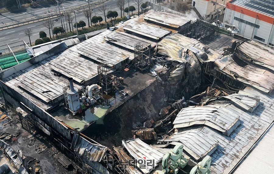 ▲ 대형 화재가 발생한 대전 대덕구 안전공업 외관을 21일 오전 하늘에서 바라본 모습 ⓒ연합뉴스