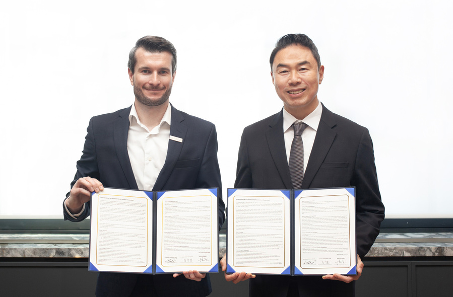 ▲ 정지영 현대백화점 사장(사진 오른쪽)과 질 로드릭(Giles Roderick) 라 그랑드 에피세리 대표가 기념촬영을 하고 있다.ⓒ현대백화점