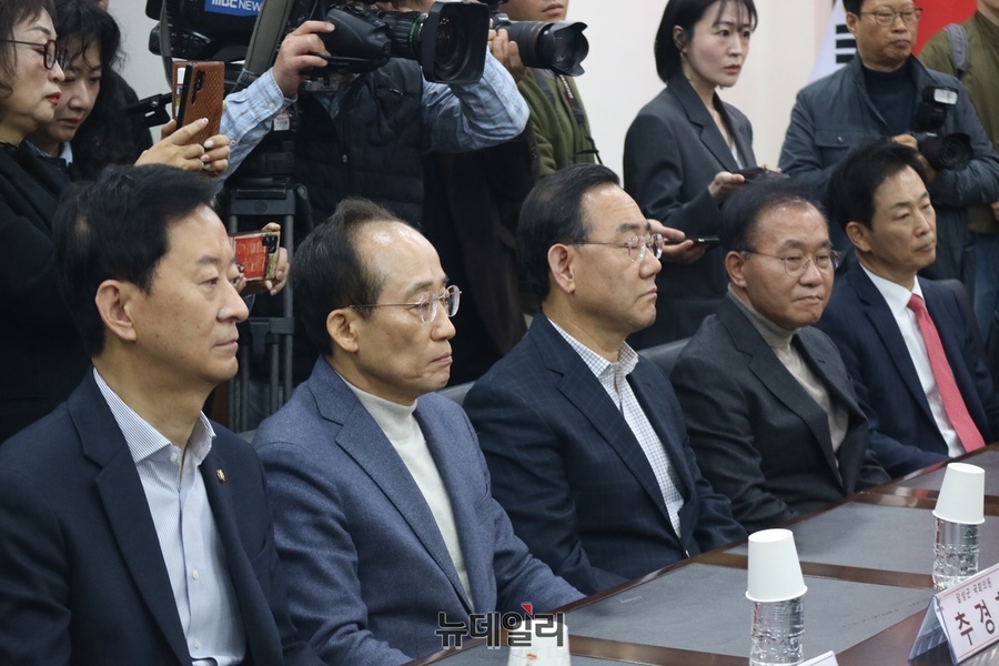▲ 국민의힘 대구시장 후보들이 굳은 얼굴로 나란히 장동혁 대표 인사말을 듣고 있다(왼쪽부터 최은석, 추경호, 주호영, 윤재옥, 유영하 의원).ⓒ뉴데일리