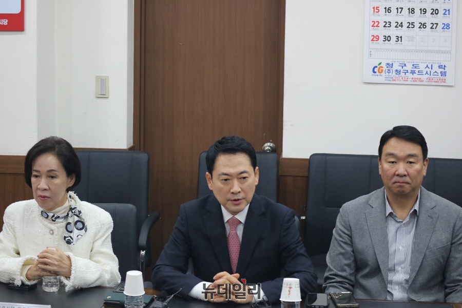 ▲ 국민의힘 장동혁 당 대표가 22일 혼란에 빠진 대구시장 선출과 관련해 “시민들께서 어떻게 생각하는지 진심을 듣고 청취하겠다”고 말했다(왼쪽부터 이인선 국민의힘 대구시당 위원장, 장동혁 대표, 정희용 사무총장).ⓒ뉴데일리