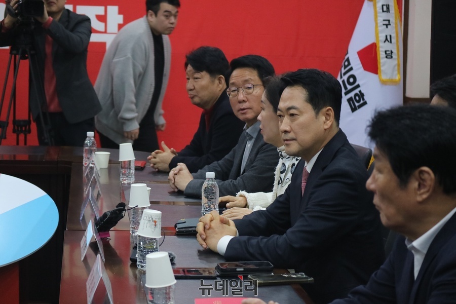 ▲ 장 대표는 당 대표 주재 대구 국회의원 연석회의를 갖고 “(대구시장 선출과 관련해) 우선은 모든 것이 당 대표인 저의 책임”이라고 말했다.ⓒ뉴데일리