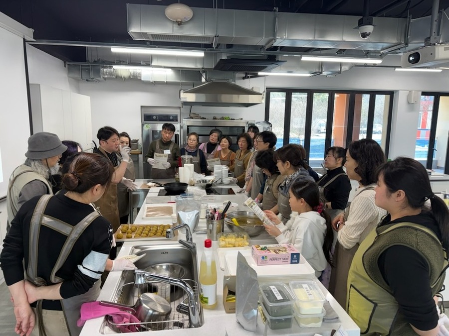 ▲ 함평군, 지역 농산물 활용 ‘두바이 쫀득쿠키’ 교육 성료_교육장면ⓒ함평군 제공