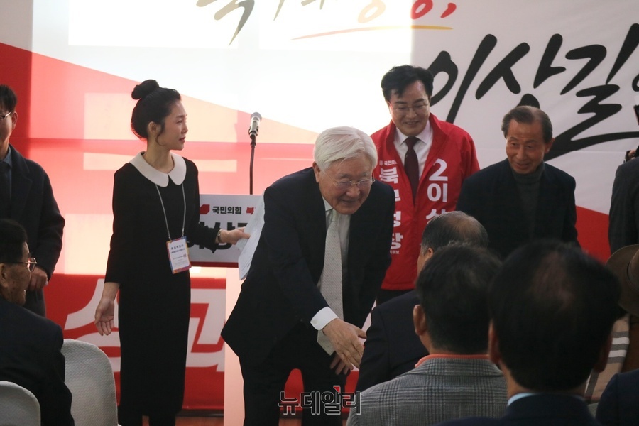 ▲ 이날 개소식에는 조해녕 전 대구시장이 참석해 이상길 후보 지원에 나섰다.ⓒ뉴데일리