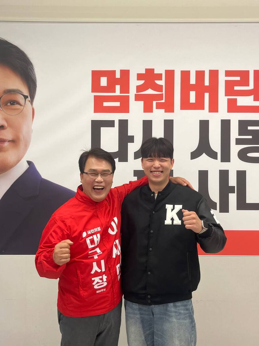 ▲ 이재만 예비후보 선거캠프는 22일, 계명대학교 공과대학 토목공학과 4학년에 재학 중인 박준영 씨(오른쪽)를 이번 6·3 지방선거 후원회장으로 선임했다.ⓒ이재만 예비후보측