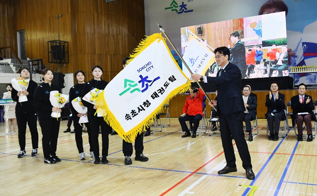 ▲ 속초시청 태권도팀은 박형용 지도자와 4명의 선수(박수빈, 엄태은, 문영선, 구본이)로 구성됐다. ⓒ속초시