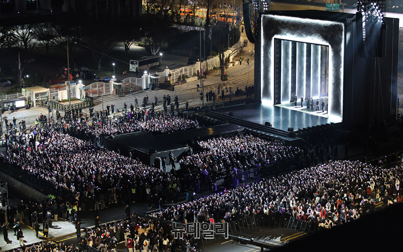 ▲ 3년 9개월 만에 완전체로 복귀하는 방탄소년단(BTS)의 'BTS 컴백 라이브: ARIRANG' 공연이 21일 서울 광화문광장 일대에서 펼쳐지고 있다. 이번 공연은 세계 190개국에 생중계됐다. ⓒ공동취재단