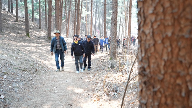 ▲ 육동한 춘천시장이 22일 서면 금산리 일대 장군봉 등산로 조성 현장을 점검했다. ⓒ춘천시