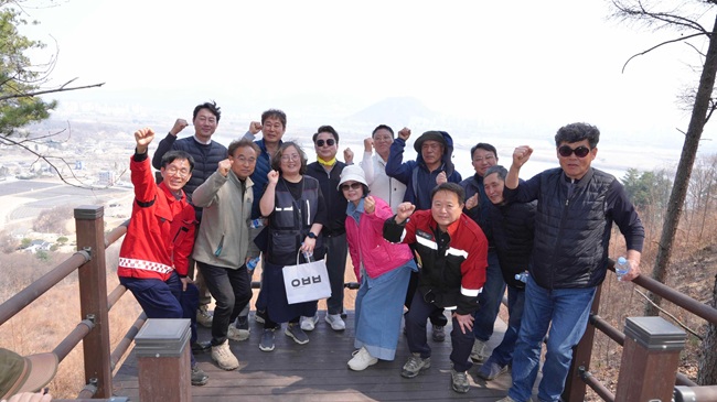 ▲ 육동한 춘천시장이 22일 서면 금산리 일대 장군봉 등산로 조성 현장을 점검했다. ⓒ춘천시