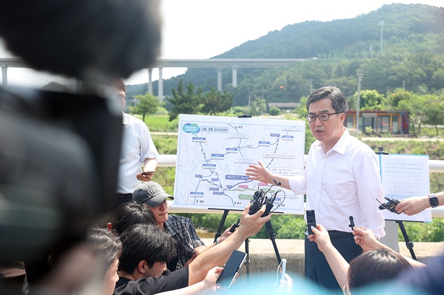 ▲ 김동연 경기도지사가 2025년 7월 양평군 양서면의 서울-양평고속도로 현장을 방문해 점검하고있다. ⓒ경기도 제공