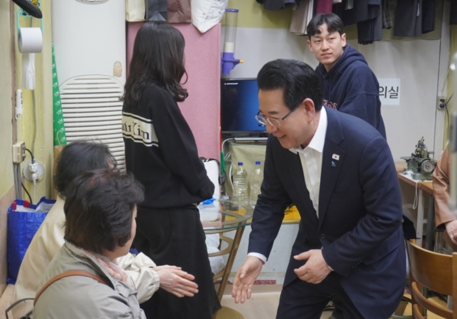 ▲ 김영록 민주당 전남광주특별시장 예비후보는 예비경선 이후 첫 휴일인 22일 양동시장 상인 등 시민들과의 대면 접촉을 늘리며, 지지세 확산에 나섰다.ⓒ김영록 민주당 전남광주특별시장 예비후보 제공