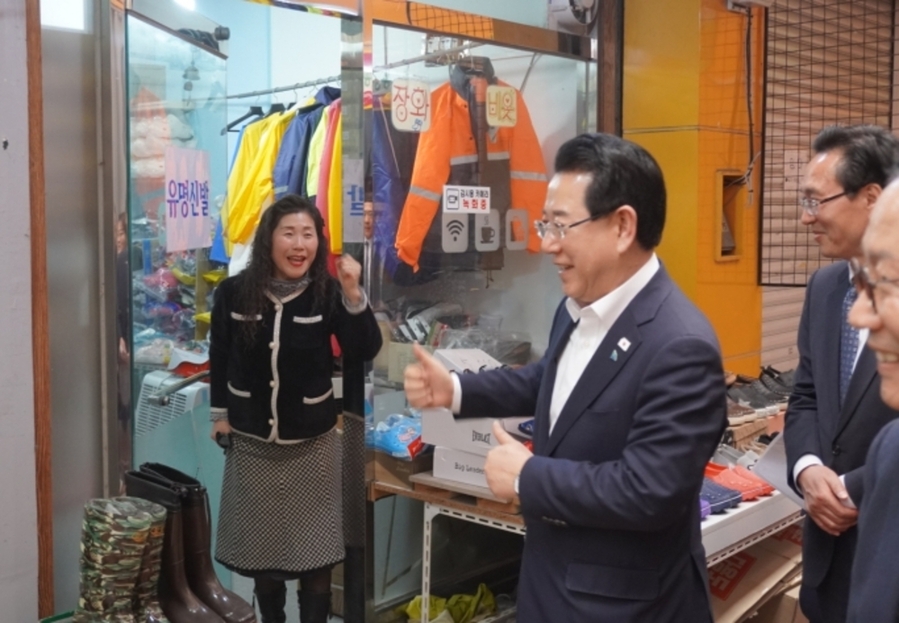 ▲ 김영록 민주당 전남광주특별시장 예비후보는 예비경선 이후 첫 휴일인 22일 양동시장 상인 등 시민들과의 대면 접촉을 늘리며, 지지세 확산에 나섰다.ⓒ김영록 민주당 전남광주특별시장 예비후보 제공