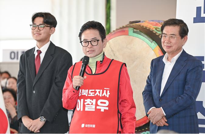 ▲ 이철우 예비후보는 이번 선거대책위원회 인선에서 현재 구미제일고등학교 3학년에 재학 중인 2008년생 박규목 군(왼쪽)을 청소년 선대위원장으로 전격 발탁했다.ⓒ이철우 예비후보 캠프