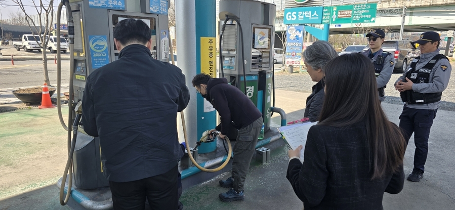 ▲ 대구 동구청은 지난 19일 관내 주유소를 대상으로 석유 제품 가격의 안정성을 확보하고 석유 최고가격제의 실효성을 높이기 위해 관계기관 합동점검을 실시했다.ⓒ대구 동구청