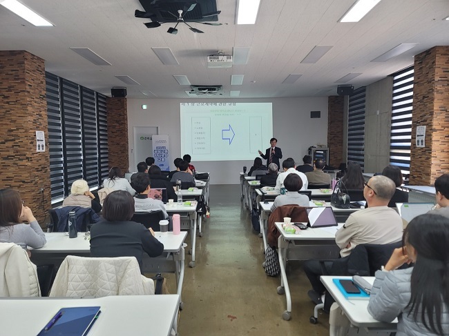 ▲ 충북광역자활센터가 자활기업을 대상으로 인사노무역량 강화 교육을 실시하고 있다.ⓒ충북광역자활센터 제공