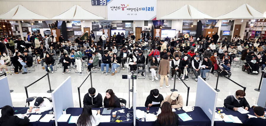 ▲ 인천시청 1층 로비에 마련된 천원주택 입주 신청 부스에 접수를 하려는 시민들이 북적이고 있다. ⓒ인천시 제공