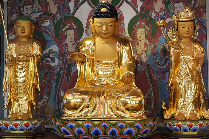 ▲ 충남도 유형문화유산으로 지정된 서산 부석사 목조여래좌상(가운데) 모습.ⓒ서산시