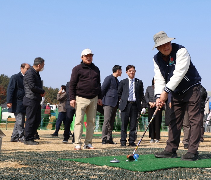 ▲ 충남 태안군 근흥면 마금리 중부권 파크골프장에서 열린 준공식에서 참석자들이 시범 라운딩을 하고 있다.ⓒ태안군