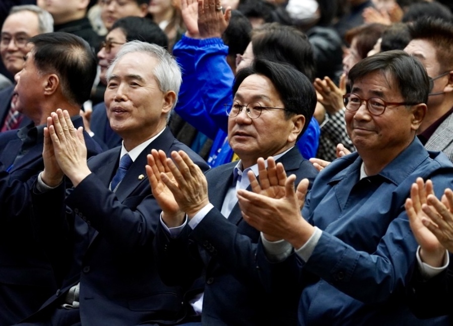 ▲ 강기정 민주당 전남광주특별시장 예비후보가 지난 21일 김대중컨벤션센터에서 열린 ‘기초단체장 후보자 공개 합동연설회장’에서 후보자들의 연설을 경청하고 있다.ⓒ강기정 더불어민주당 전남광주통합특별시장 예비후보 제공