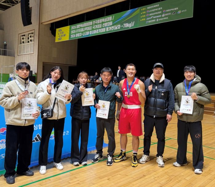 ▲ 강태성 선수, 김민진 선수, 문가연 선수, 정해만 감독, 김동회 선수, 이경호 코치, 고승민 선수(왼쪽부터)가 ‘대한복싱협회장배 전국종별복싱대회’에서 메달을 획득한 뒤 기념촬영을 하고 있다.ⓒ보령시