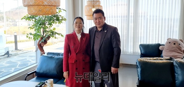 ▲ 정봉숙작가와 김경태 선임기자ⓒ김경태기자