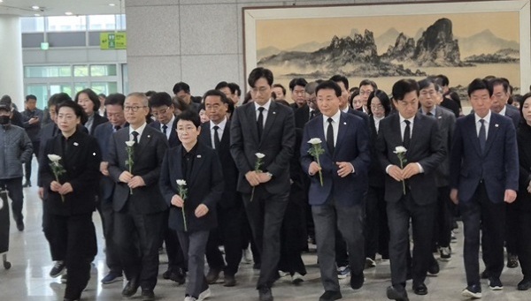 ▲ 더불어 민주당 대전시당은 22일 대전시청에 마련된 합동분향소를 찾아 희생자에 대한 깊은 애도를 표했다. ⓒ대전언론인클럽