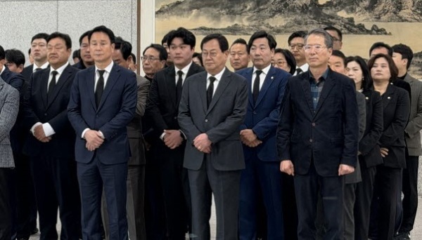 ▲ 국민의힘 대전시당은 22일 대전시청에 마련된 합동분향소를 찾아 희생자에 대한 깊은 애도를 표했다.ⓒ대전언론인클럽