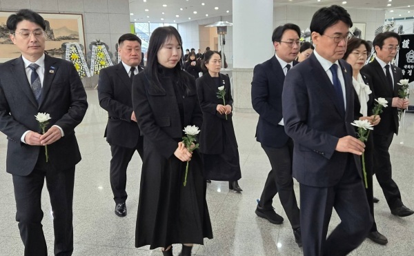 ▲ 조국혁신당 대전시당은 22일 대전시청에 마련된 합동분향소를 찾아 희생자에 대한 깊은 애도를 표했다.ⓒ대전언론인클럽