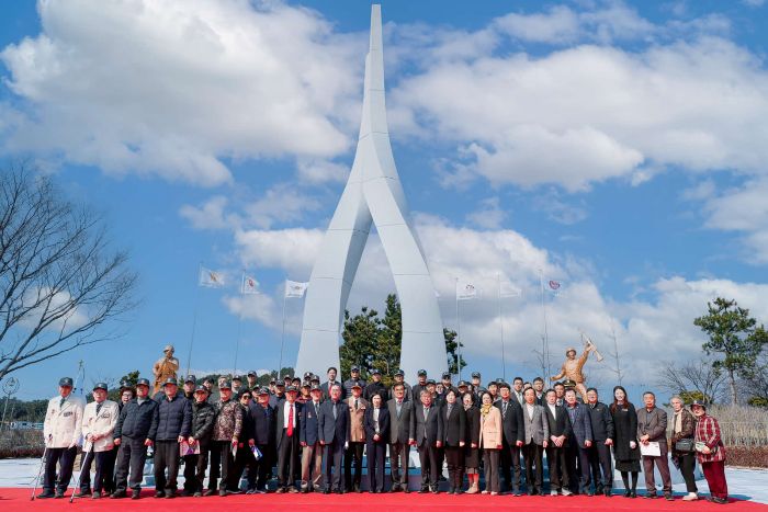 ▲ 서천군 마서면 당선리 보훈공원에서 열린 준공식에서 국가보훈대상자와 유족 등 참석자들이 충혼탑 앞에서 기념촬영을 하고 있다.ⓒ서천군