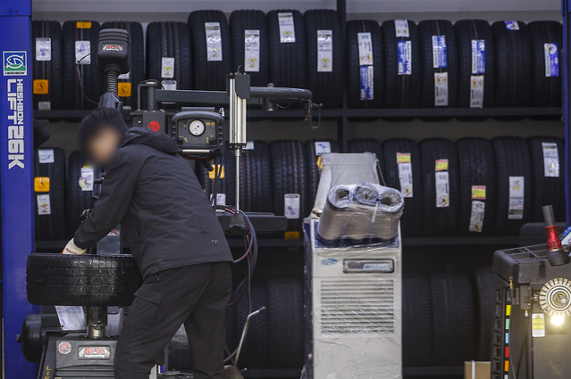 ▲ 중동 사태로 이란이 호르무즈 해협 봉쇄를 이어가면서 석유화학 업계가 원유 수급에 차질을 빚자 전방 산업인 타이어 업계에도 긴장감이 흐르고 있다.  ⓒ뉴시스