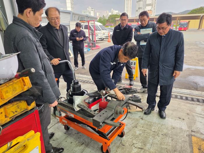 ▲ 세종도시교통공사 관계자들이 현장에서 아차사고 예방을 위한 설비 점검 및 개선 작업 과정을 살펴보고 있다.ⓒ세종도시교통공사