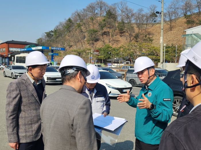 ▲ 충청광역연합의회 초광역건설환경위원회 관계자들이 세종~공주 광역BRT 구축사업 현장을 방문해 사업 추진 상황을 점검하며 설명을 듣고 있다.ⓒ충청광역연합의회