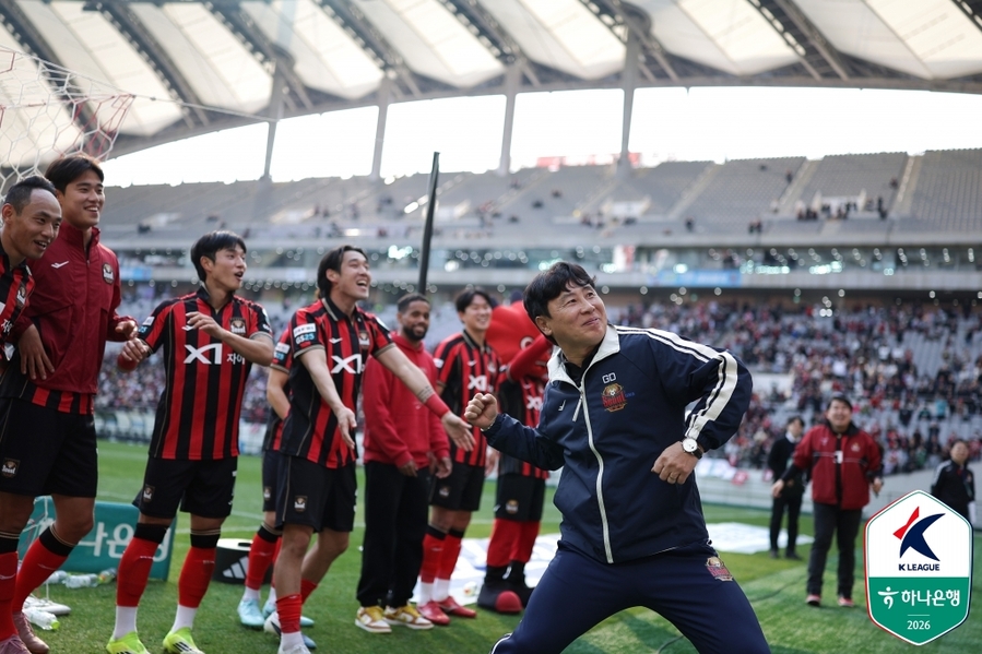 ▲ 김기동 서울 감독이 광주에 5-0 승리를 거둔 후 서울 팬들 앞에서 승리 세리머니를 하고 있다.ⓒ한국프로축구연맹 제공