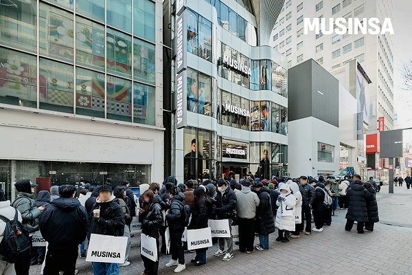 ▲ 무신사 지난 1월 오픈한 '무신사 스토어 명동' 입장 대기줄 ⓒ무신사