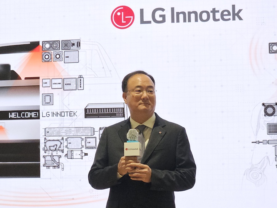 ▲ 문혁수 LG이노텍 대표이사 사장이 23일 오전 서울 강서구 LG사이언스파크에서 열린 주주총회 이후 기자들과 만나 질의응답에 응하고 있다.ⓒ윤아름 기자