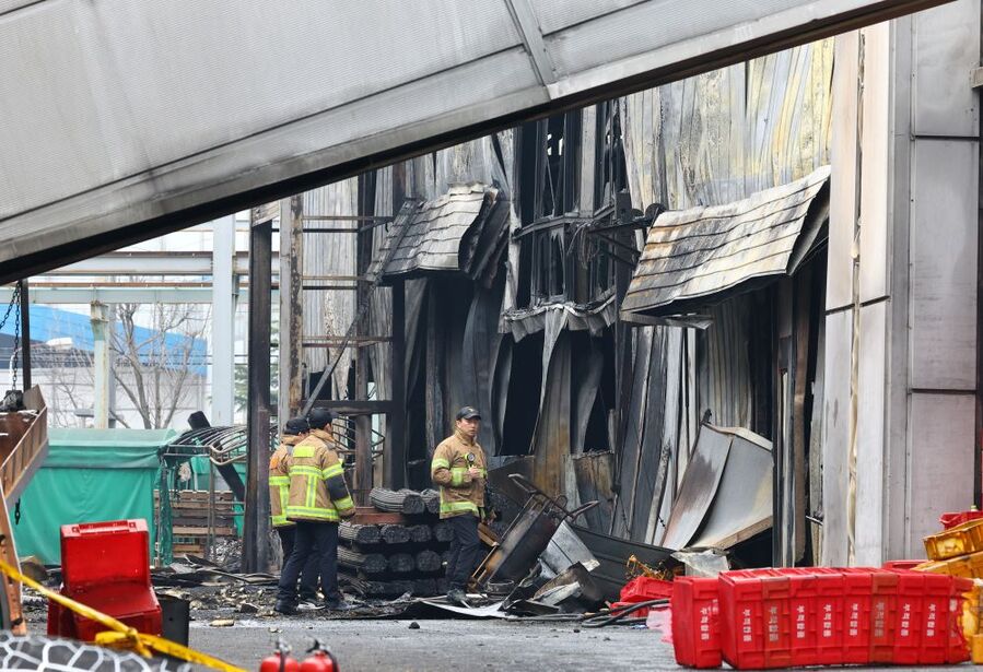 ▲ 22일 대전 대덕구 안전공업 화재현장에서 소방 관계자들이 현장을 둘러보고 있다. ⓒ뉴시스