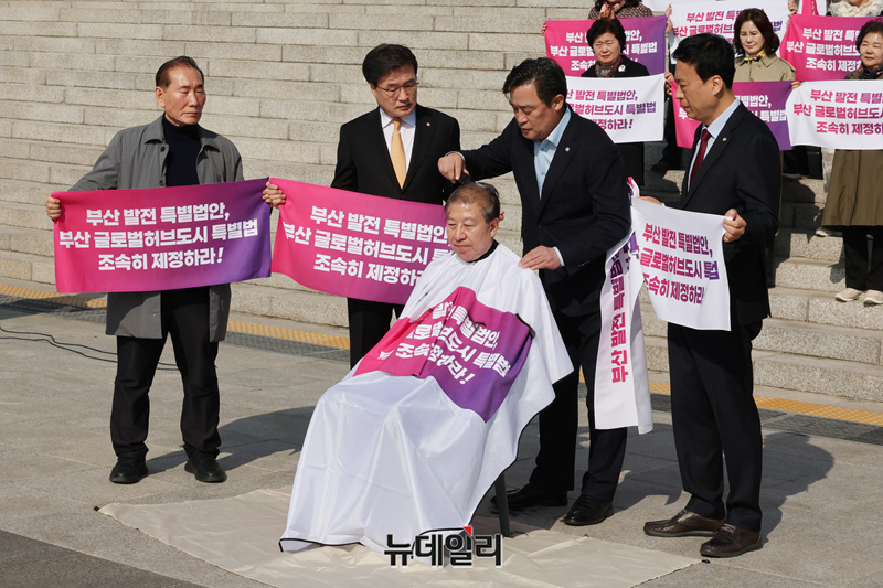 ▲ 박형준 부산시장이 23일 오전 서울 여의도 국회 본청 계단에서 열린 부산 글로벌허브도시특별법 관련 긴급 기자회견에서 삭발을 하고 있다. ⓒ 이종현 기자