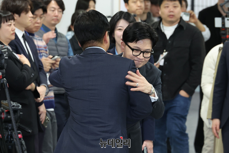 ▲ 한동훈 전 국민의힘 대표가 지난 20일 국회 소통관에서 '탈당 권고'의 징계 효력이 정지된 김종혁 전 최고위원과 포옹을 하는 모습. ⓒ이종현 기자