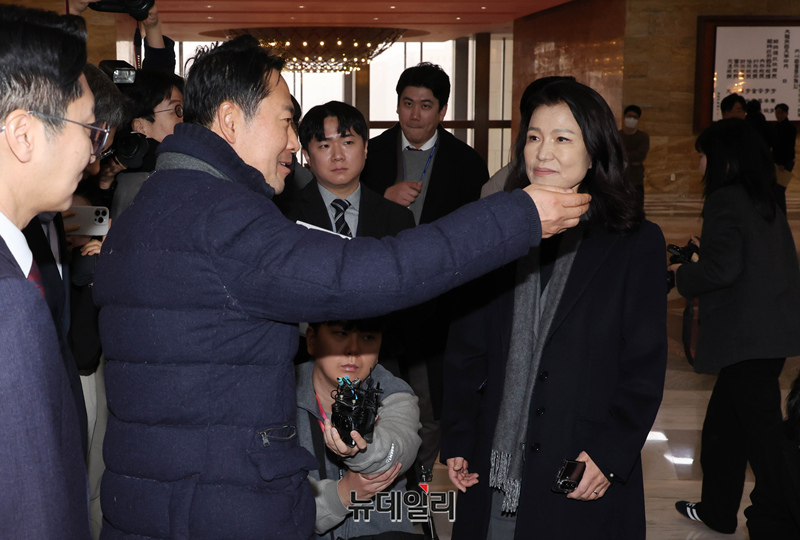 ▲ 장동혁 국민의힘 대표가 지난 1월 16일 국회에서 단식농성 중 격려 방문한 이진숙 전 방송통신위원장과 만나 대화를 하는 모습. ⓒ이종현 기자