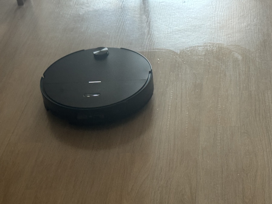 ▲ 신제품이 진공 청소, 물걸레 청소를 차례대로 수행하고 있는 모습. ⓒ김재홍 기자