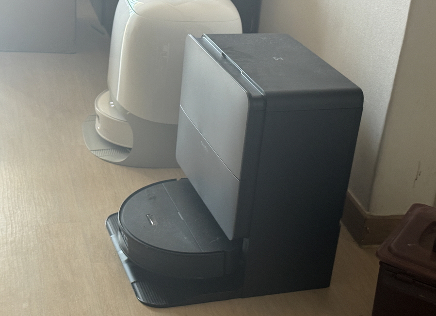 ▲ S10 MaxV 울트라(아래쪽)와 Qrevo Curv 2 Flow 비교 모습. ⓒ김재홍 기자