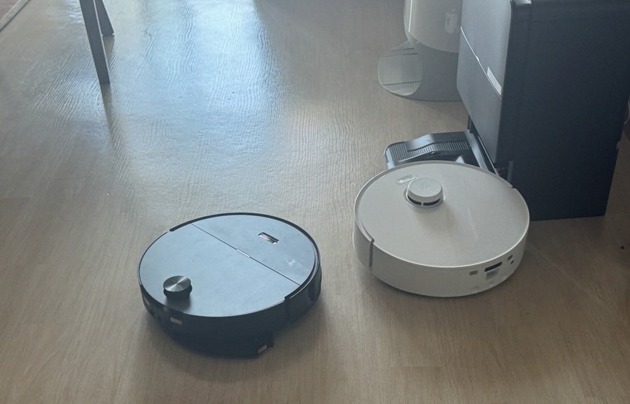 ▲ 두 제품을 같은 영역에서 청소시키면서 비교해봤다. ⓒ김재홍 기자