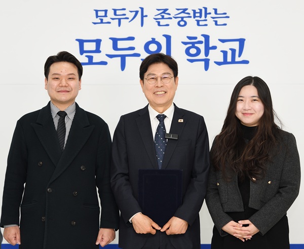 ▲ 임전수 세종교육감 예비후보(가운데)가 관계자들과 함께 기념촬영을 하고 있다.ⓒ임전수 세종교육감 예비후보 선거 캠프