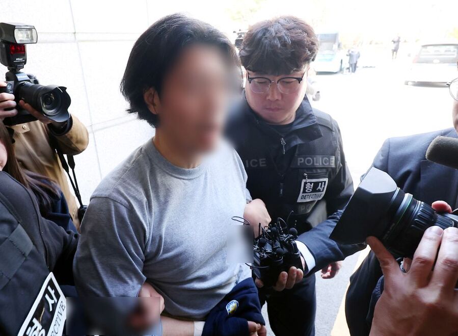 ▲ 옛 직장 동료인 항공사 기장을 살해한 혐의를 받고 있는 A(50대)씨가 구속전피의자심문(영장실질심사) 받기 위해 20일 부산 연제구 부산지방검찰청으로 들어가고 있다. ⓒ뉴시스