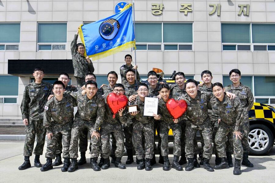 ▲ 운항관제대 장병들이 송민준 일병(앞줄 가운데)의 조혈모세포 기증을 축하하며 기념 촬영하는 모습ⓒ공군 제1전투비행단 제공