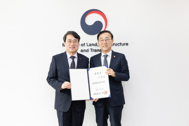▲ 김윤덕 국토교통부 장관(오른쪽)과 이헌욱 한국부동산원 원장이 기념촬영을 하고 있다. ⓒ국토부