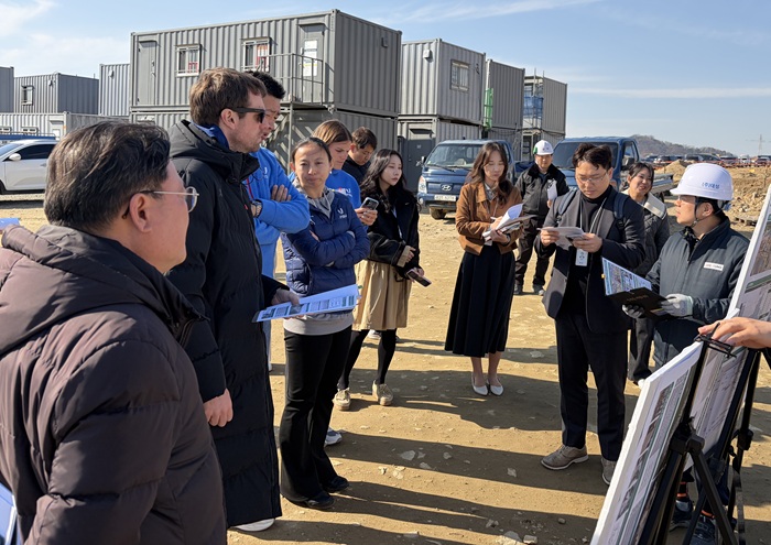 ▲ 국제대학스포츠연맹(FISU) 조정방문단이 2027 충청 유니버시아드대회 선수촌 건립 현장인 세종 합강선수촌을 찾아 공사 진행 상황과 시설 계획을 점검하고 있다.
ⓒ2027 충청 유니버시아드대회 조직위원회